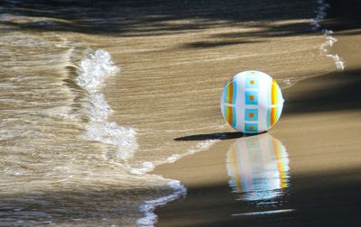 Waves splashing in water