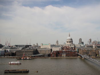 Distant view of st paul cathedral by thames river in city