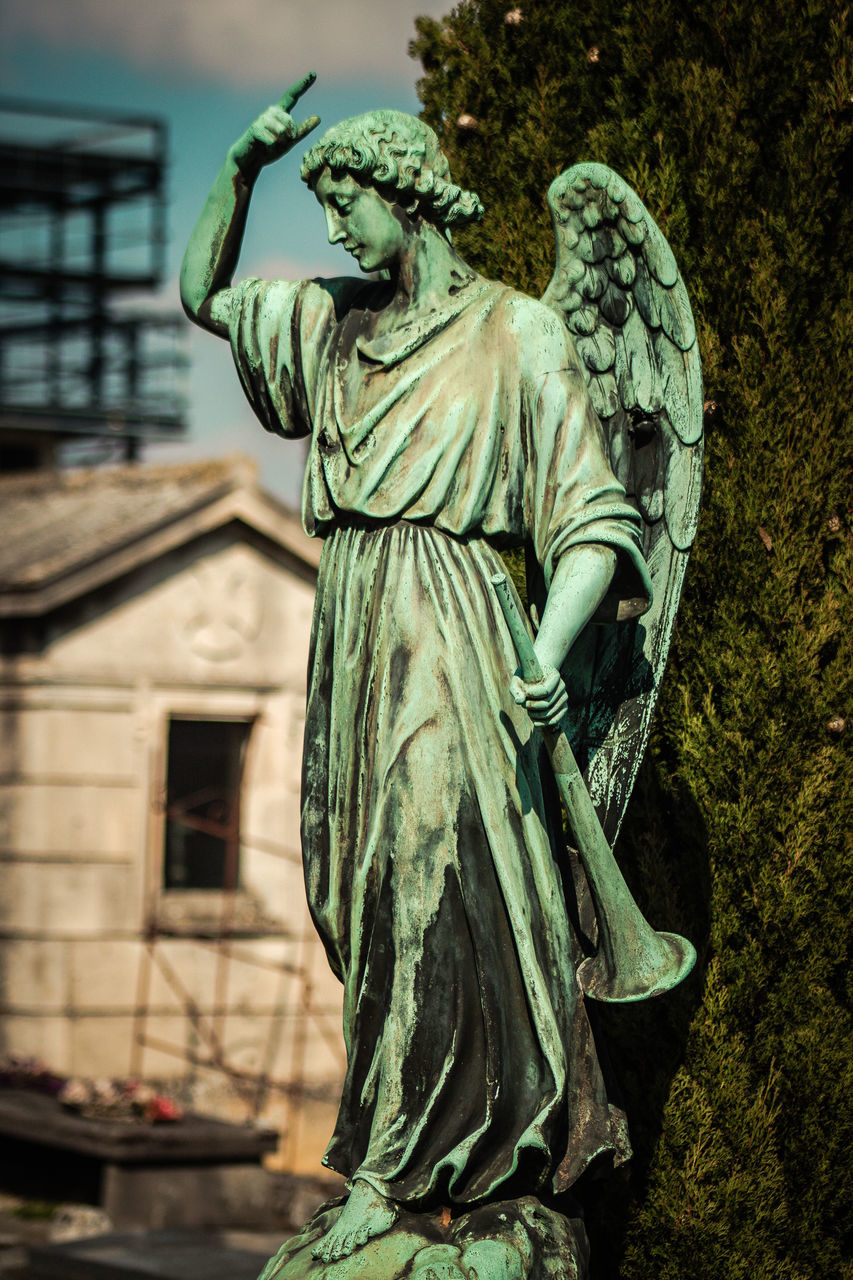 LOW ANGLE VIEW OF STATUE ON BUILDING