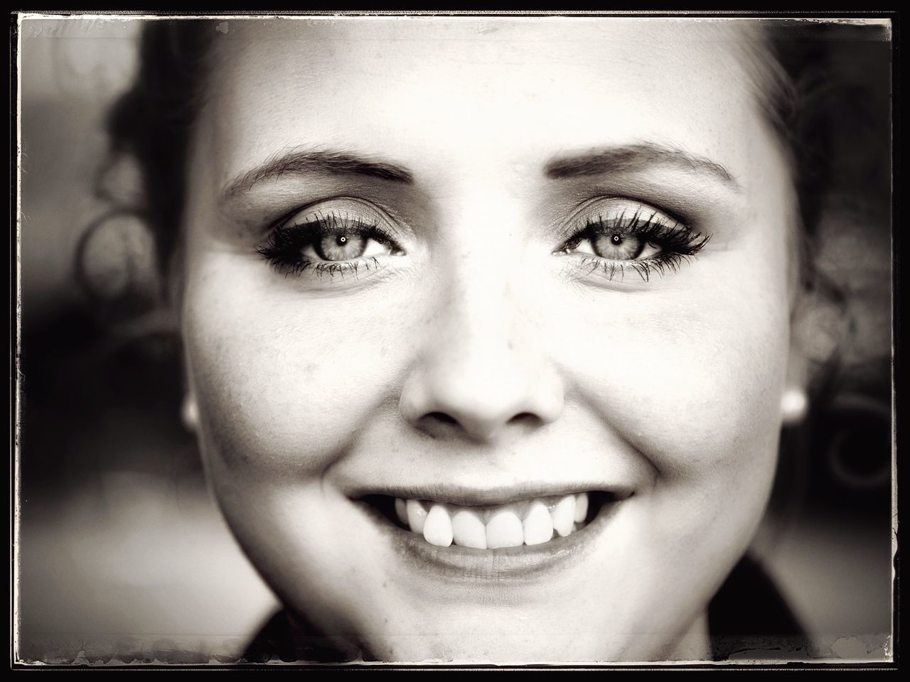 CLOSE-UP PORTRAIT OF SMILING WOMAN