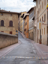 Typical street with ancient houses in the medieval village of san gimignano, siena - italy.