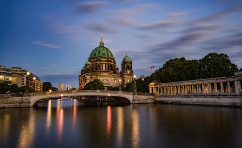 Berlin cathedral over river in city