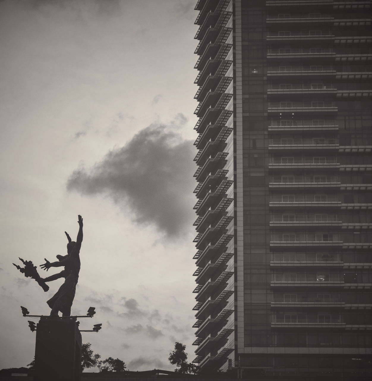 LOW ANGLE VIEW OF STATUE AGAINST BUILDING