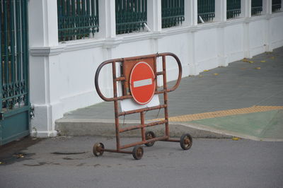 Bicycle sign on road in city