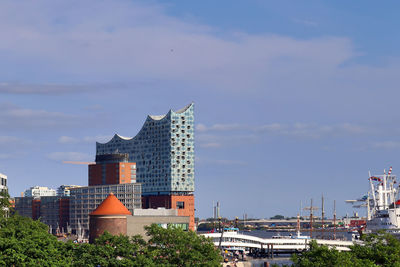 Hamburg, germany  27. august 2022 view of the hamburg elbphilharmonie building in the harbour