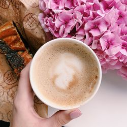 Close-up of hand holding coffee cup