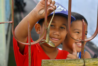 Anak laki-laki membawa bunglon