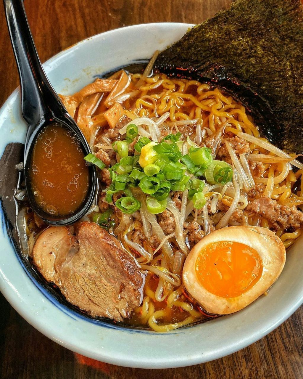 HIGH ANGLE VIEW OF FOOD IN BOWL