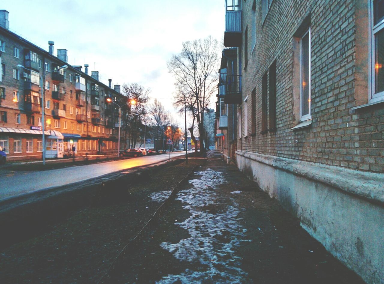 building exterior, architecture, built structure, the way forward, street, city, building, transportation, residential building, residential structure, diminishing perspective, bare tree, road, sky, vanishing point, house, outdoors, tree, cobblestone, car