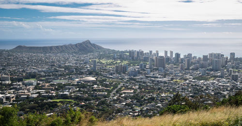 Wide view on honolulu and diamond head monument , shot on lookout above honolulu, hawaii, usa