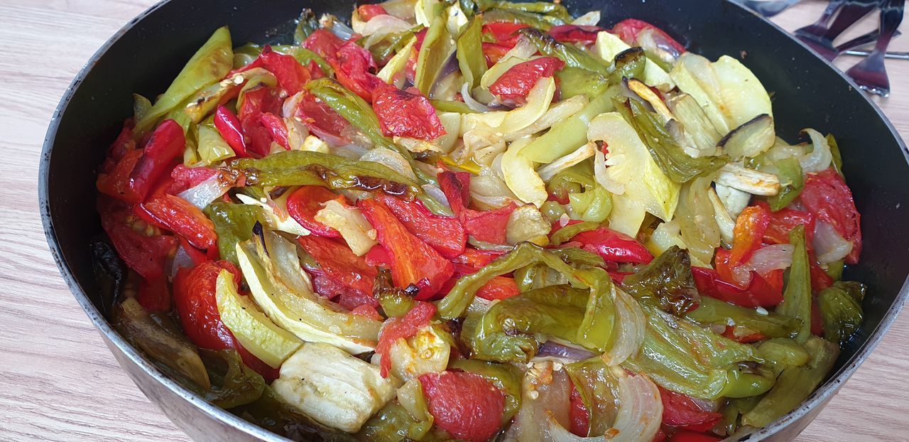 HIGH ANGLE VIEW OF CHOPPED FRUITS IN BOWL