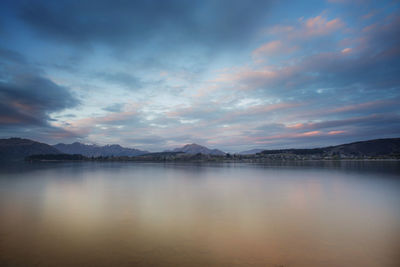 Golden hour sunset over the wanaka lake in new zealand.