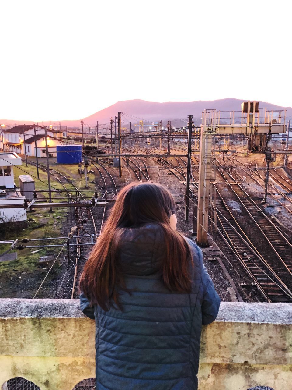 REAR VIEW OF WOMAN LOOKING AT VIEW