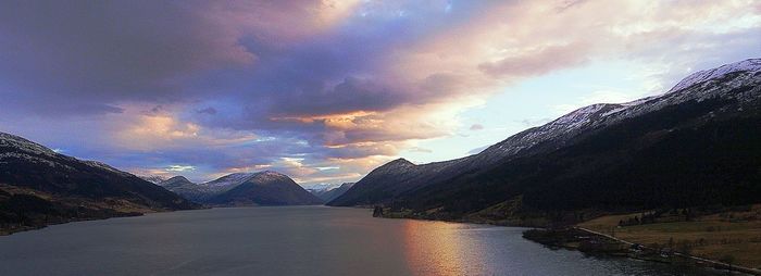 Panoramic view of lake and mountains against sky