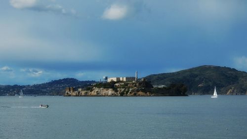 Alcatraz island against cloudy sky
