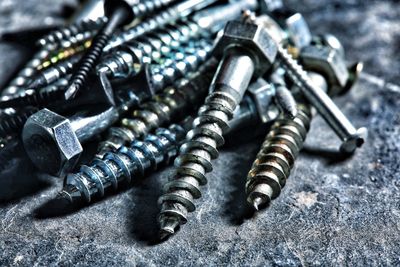 A group of screws 