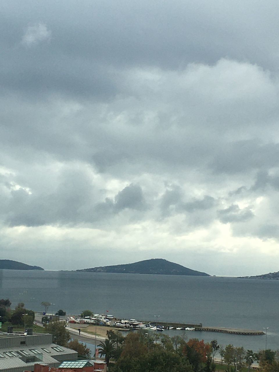 PANORAMIC VIEW OF MOUNTAINS AGAINST SKY