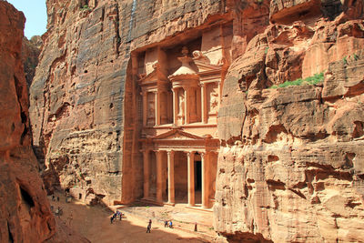 Impressive treasure house in petra with few people