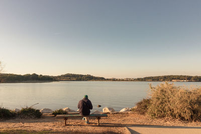 The island of gaou, is located in the extension of the port of brusc, facing the island of embiez. 