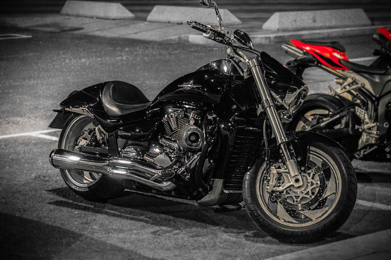 CLOSE-UP OF MOTORCYCLE PARKED ON ROAD