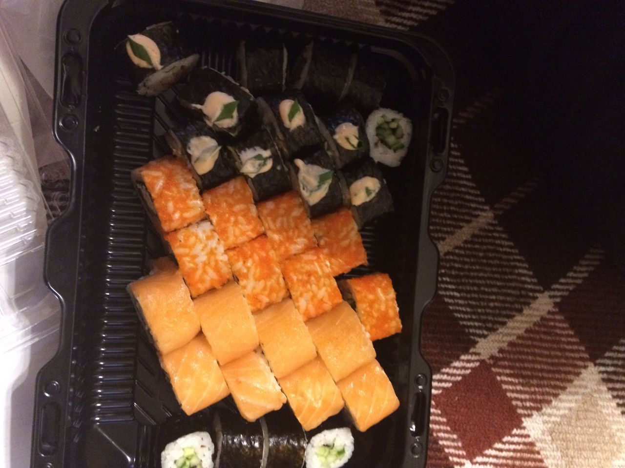 HIGH ANGLE VIEW OF SUSHI ON TRAY