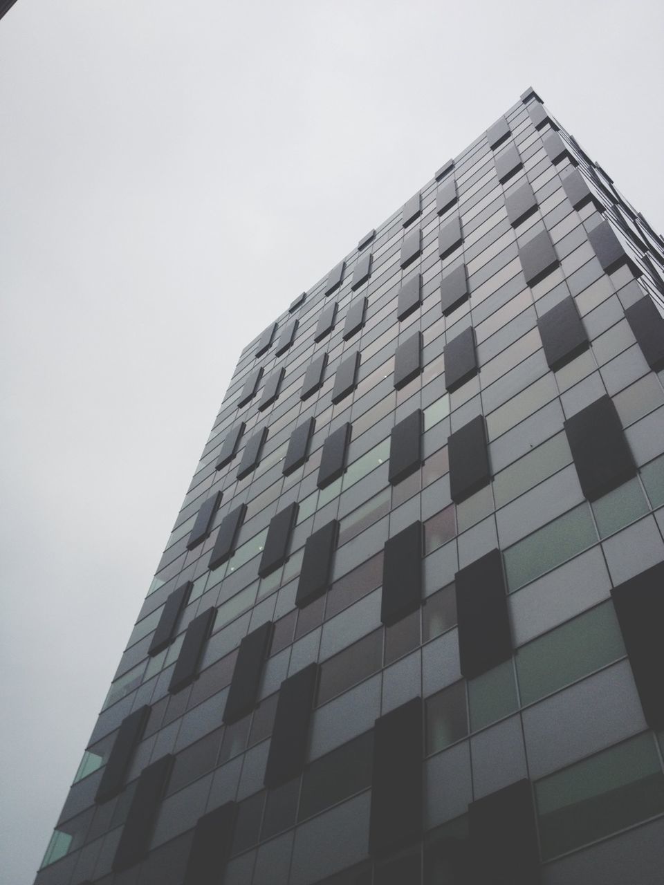 architecture, building exterior, built structure, low angle view, clear sky, modern, office building, building, tall - high, city, skyscraper, window, tower, glass - material, sky, copy space, day, reflection, outdoors, no people