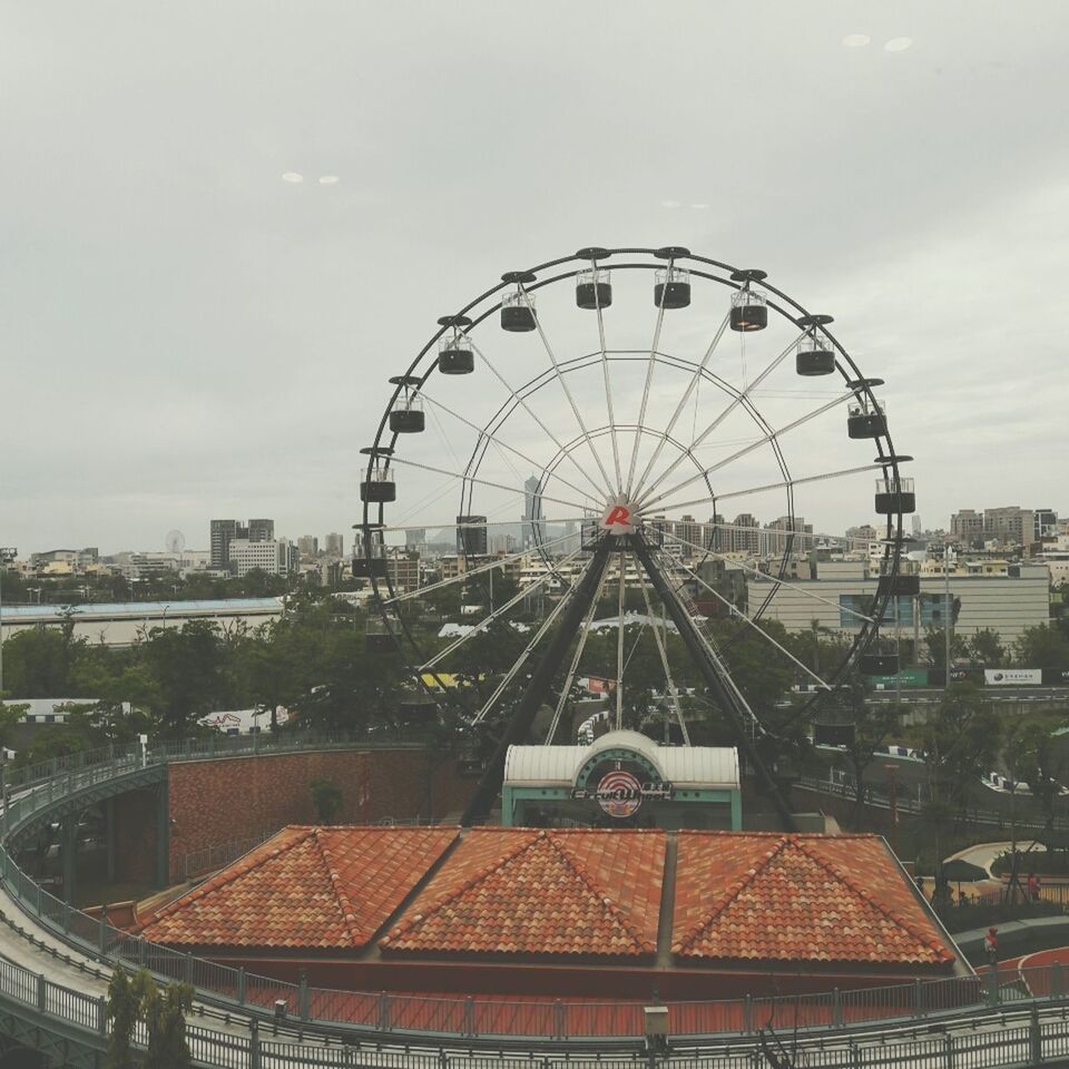 HIGH ANGLE VIEW OF FERRIS WHEEL IN CITY