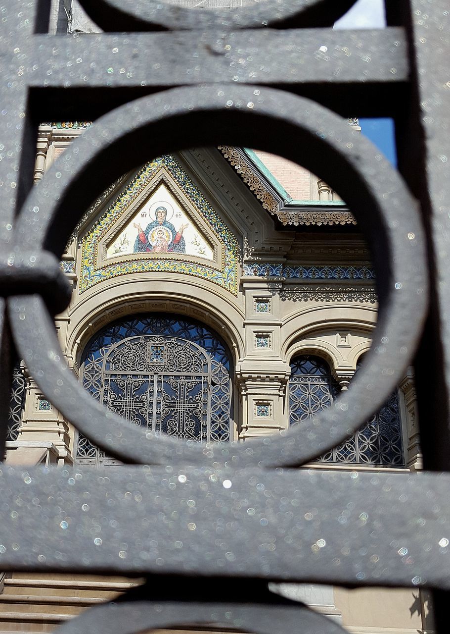 LOW ANGLE VIEW OF ORNATE DOME