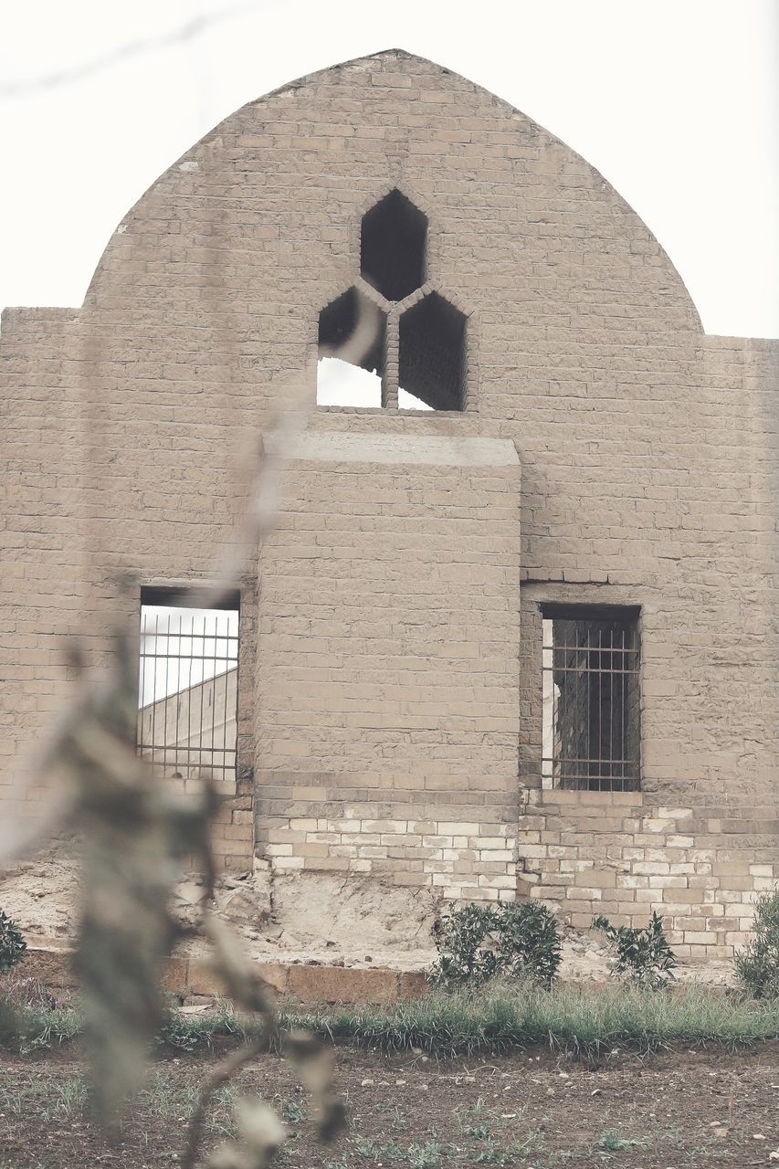 architecture, built structure, building exterior, old ruin, day, outdoors, real people, mammal, sky