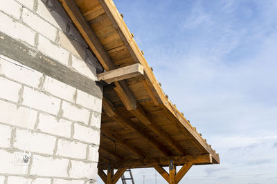 The edge of the roof connected to the terrace is completely covered with boards, raw walls 