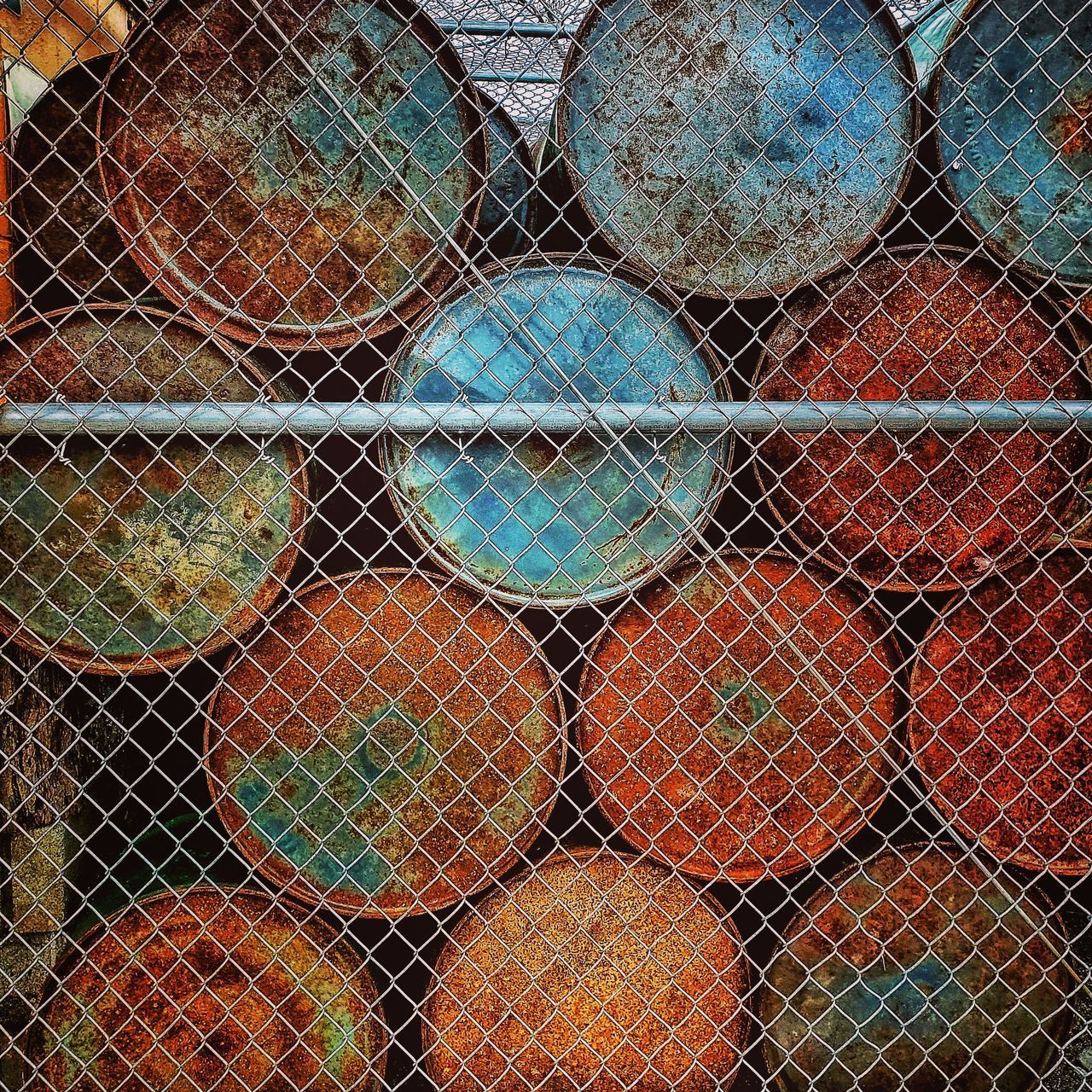 FULL FRAME SHOT OF CHAINLINK FENCE AGAINST METAL