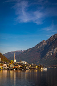 Beautifull hallstatt mountain village by hallstatter lake, austrian alps