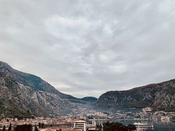 Town by mountains against sky