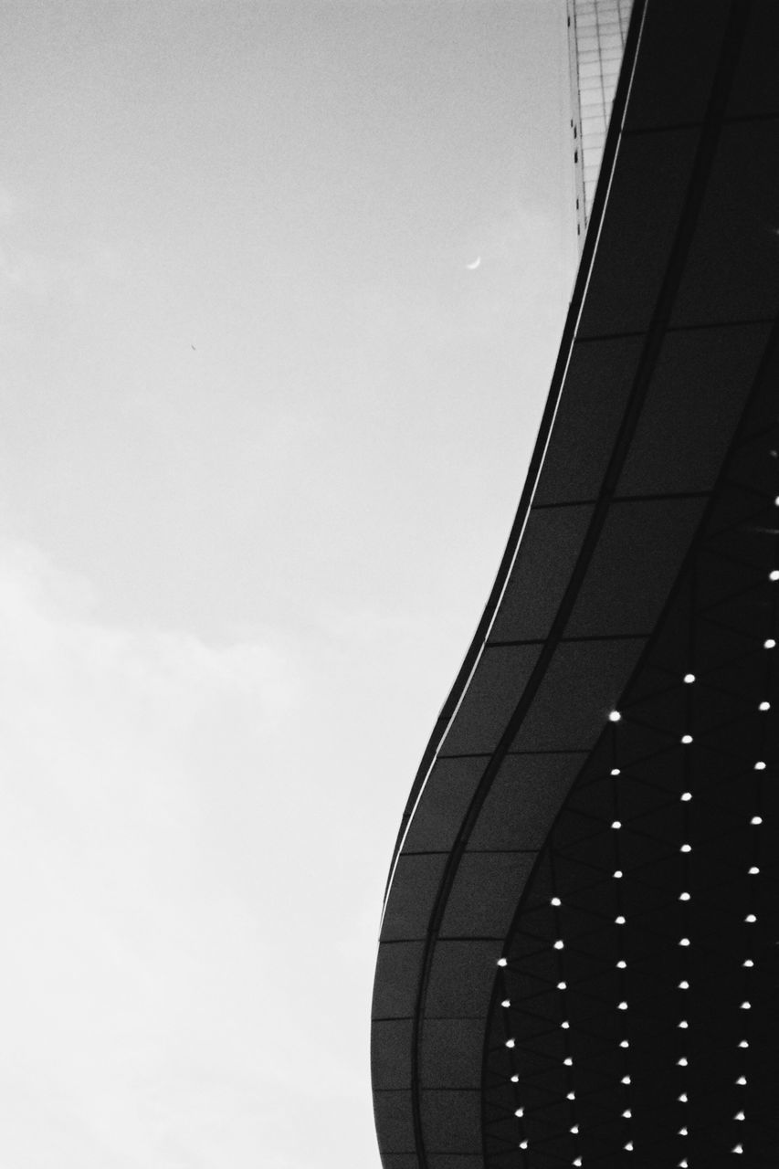 CLOSE-UP OF MODERN BUILDING AGAINST SKY