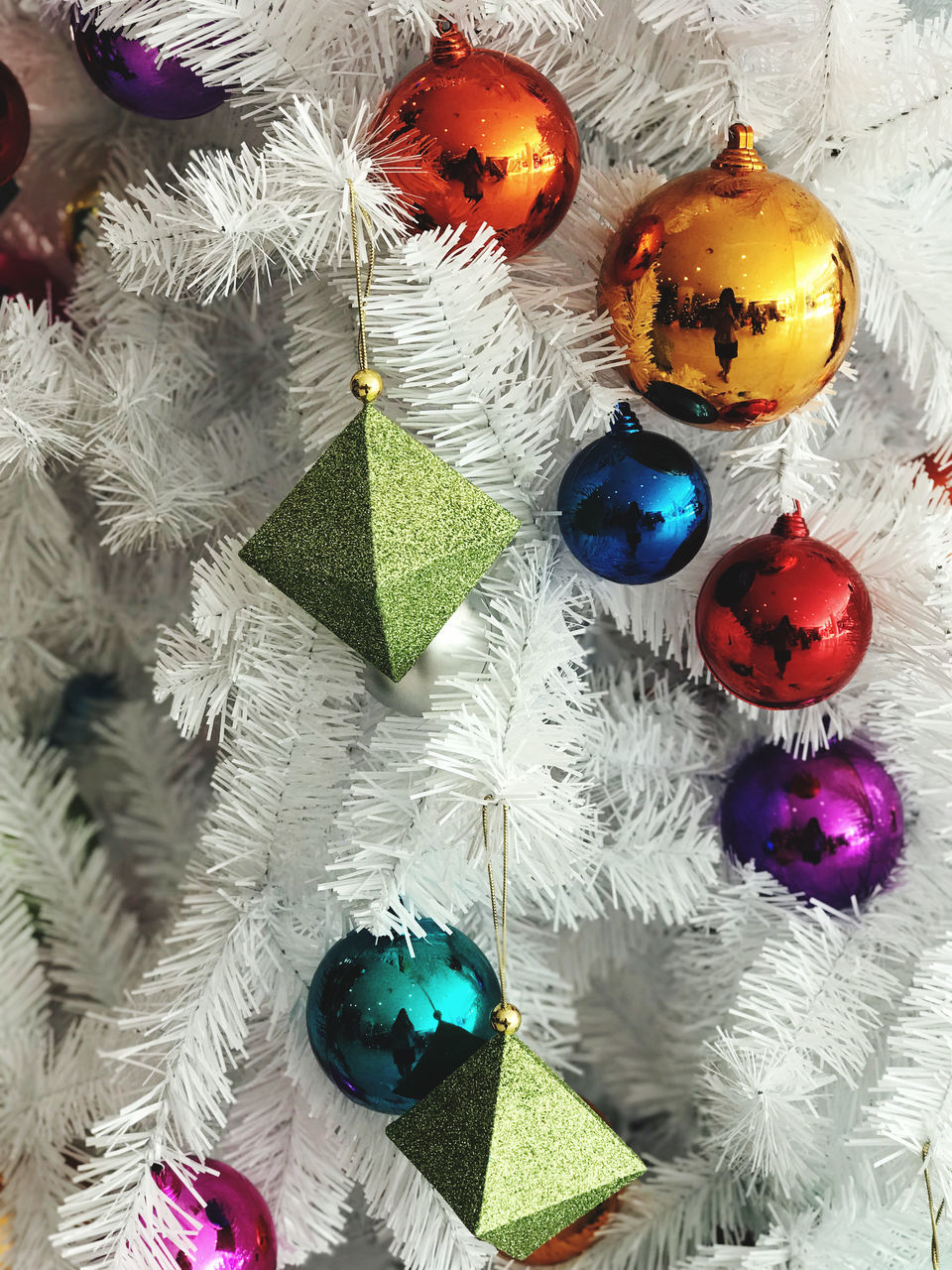 HIGH ANGLE VIEW OF CHRISTMAS DECORATION ON TREE