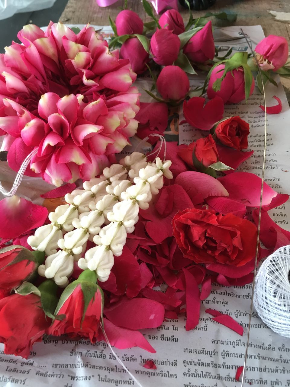 HIGH ANGLE VIEW OF ROSE BOUQUET ON RED ROSES