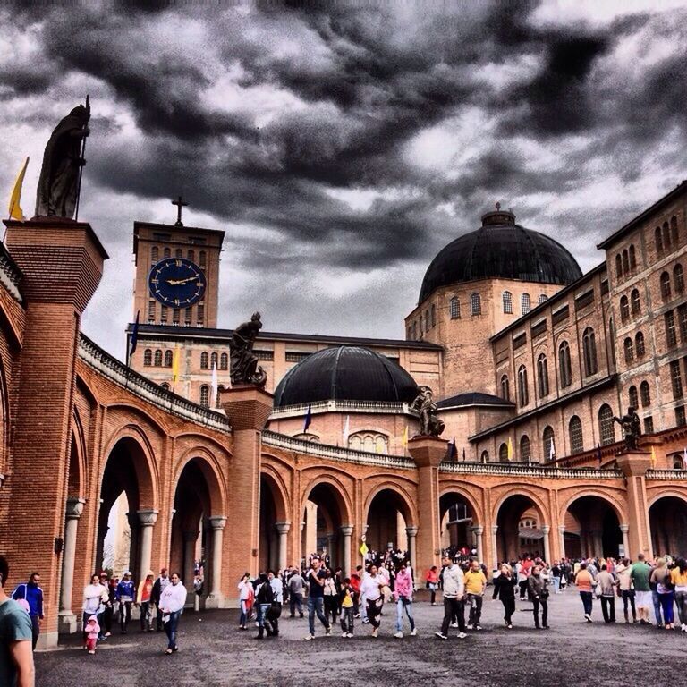 architecture, built structure, building exterior, sky, large group of people, cloud - sky, arch, dome, place of worship, travel destinations, religion, famous place, men, person, tourism, cloudy, tourist, history, spirituality