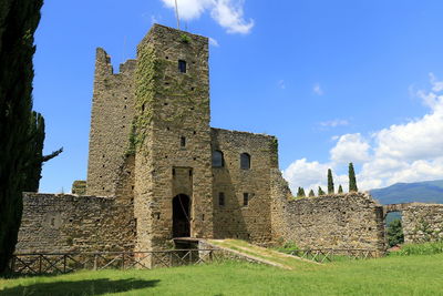 Old ruin building against sky