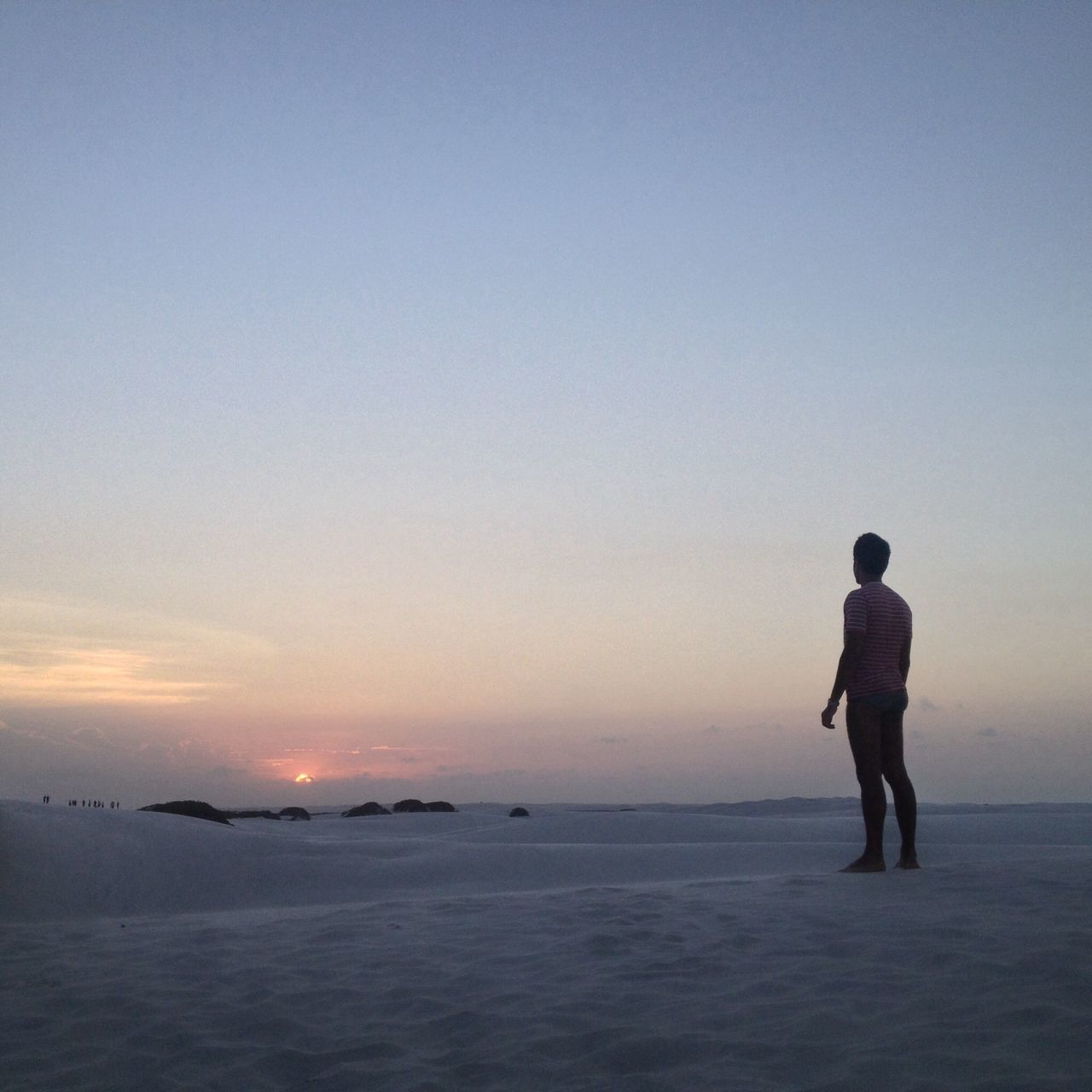 sea, full length, lifestyles, leisure activity, water, horizon over water, standing, copy space, beach, tranquil scene, scenics, tranquility, men, beauty in nature, rear view, sunset, silhouette, shore