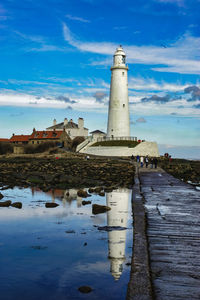 Whitley bay lighthouse on st. mary's island at low tide