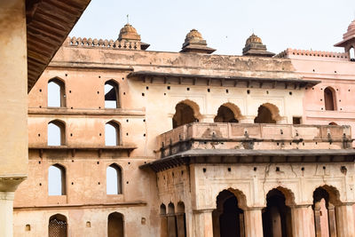 Beautiful view of orchha palace fort, raja mahal and chaturbhuj temple from jahangir mahal, orchha