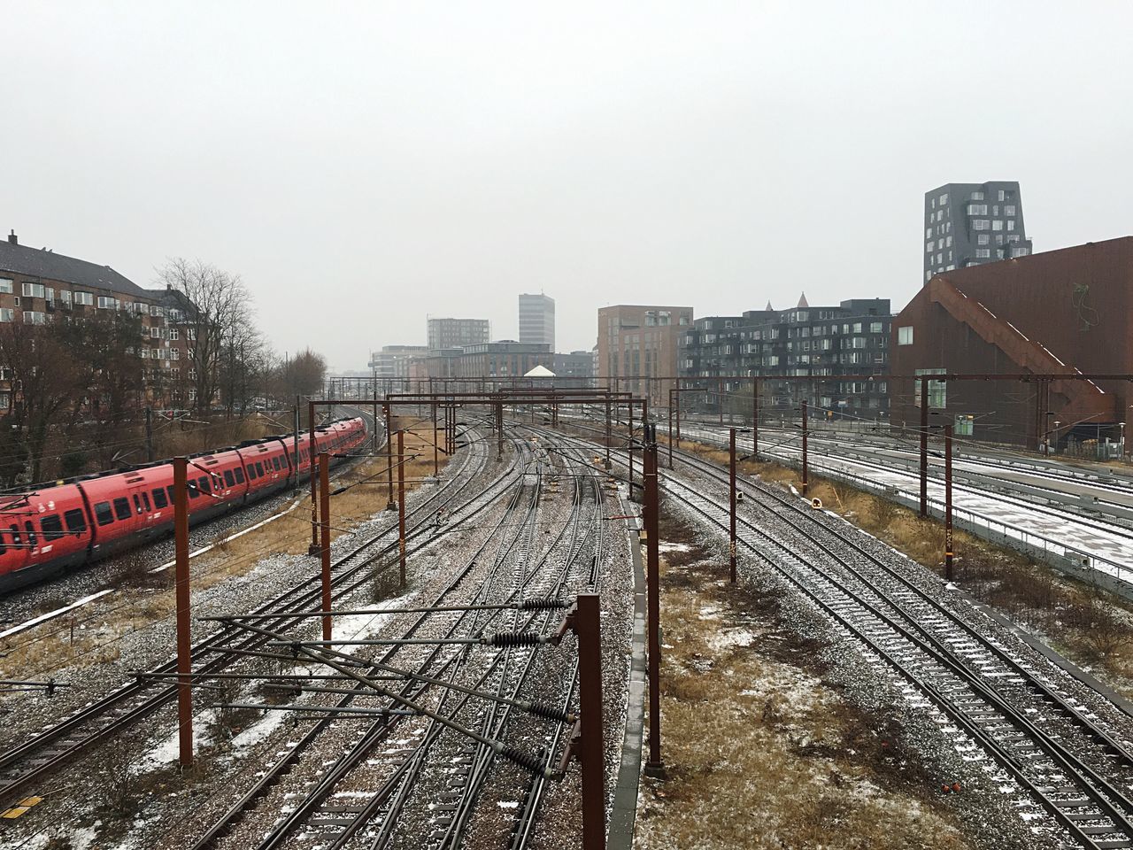 RAILROAD TRACKS AGAINST SKY IN CITY