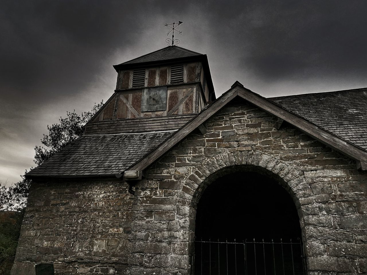 LOW ANGLE VIEW OF CROSS ON BUILDING AGAINST SKY