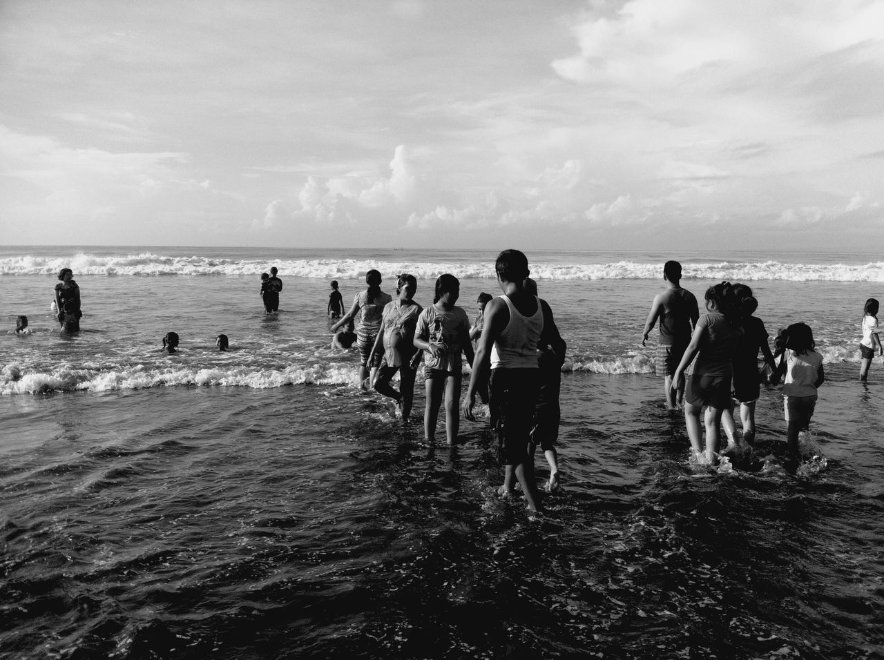 sea, large group of people, water, horizon over water, beach, sky, men, mixed age range, shore, lifestyles, leisure activity, person, cloud - sky, vacations, scenics, medium group of people, nature, sand, tourist