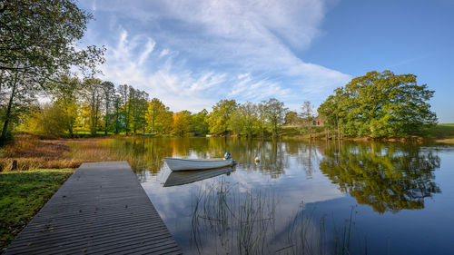 Landscape that is reflected in the water surface of the lake