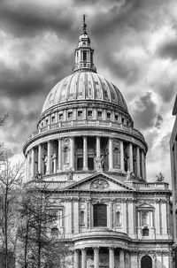 Dome of st paul's cathedral, iconic anglican church and seat of the bishop of london, england, uk
