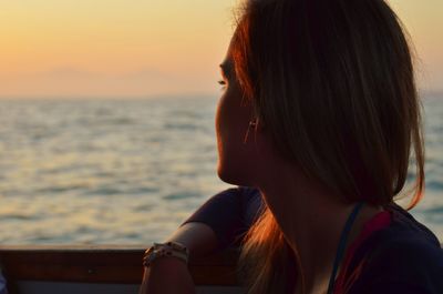 Rear view of young woman looking at sea