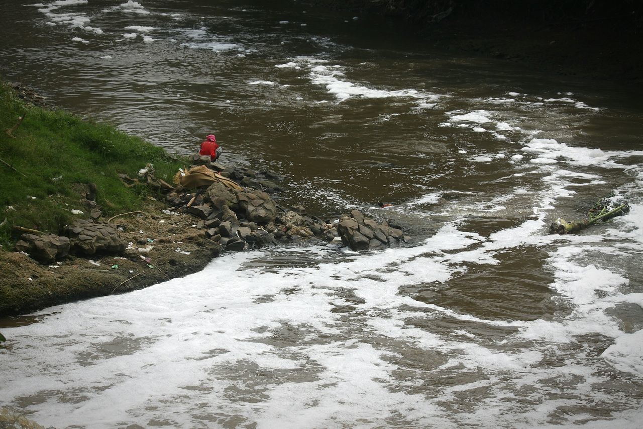 HIGH ANGLE VIEW OF MAN DIVING IN RIVER