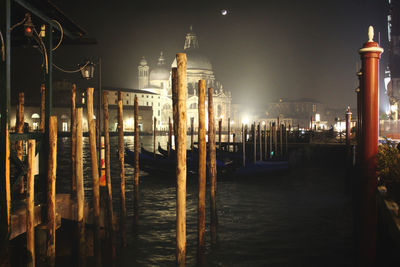 Scorcio notturno della basilica di santa maria della salute, venezia.