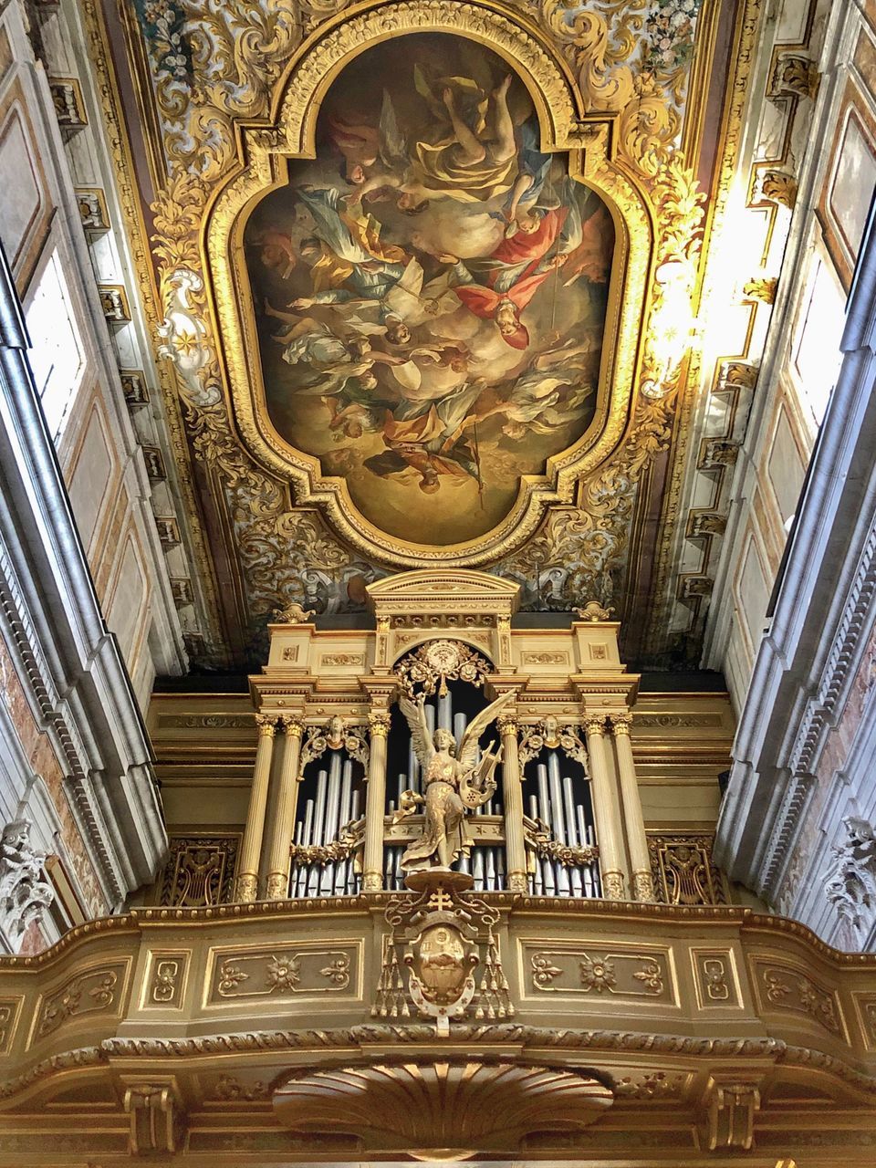 LOW ANGLE VIEW OF ORNATE CEILING IN BUILDING